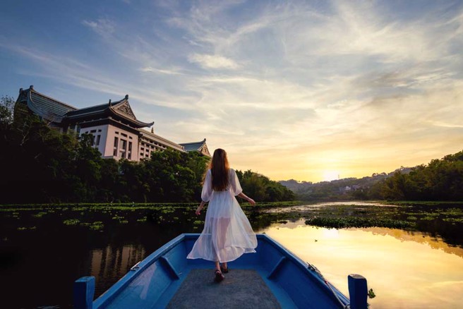 ▲狮头山风景区「峨眉湖」湖面广阔，游客可以沿着环湖步道走上一圈，欣赏各种角度的湖畔之美。(图／参山国家风景区管理处提供)

