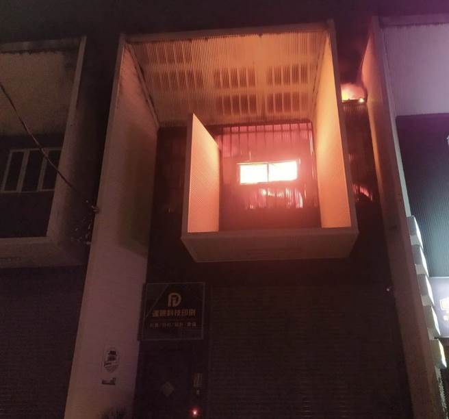 仁德义林十二街一家印刷工厂深夜火警，警消正全力灌救中。(读者提供／曹婷婷台南传真)