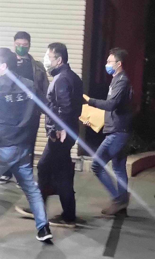 前基亞執行長歐朝銓曾炒公司股票獲利264萬，凌晨被移往士檢複訊中。（陳鴻偉攝）