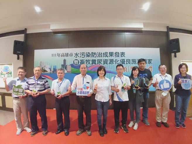 ▲環保局長張瑞琿（左五）與畜牧糞尿資源化優良業者合影。(圖／ 高雄市政府環保局提供)
