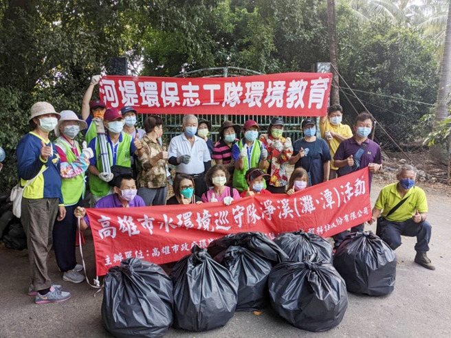 ▲高雄市水環境巡守隊淨溪活動照片。(圖／ 高雄市政府環保局提供)

