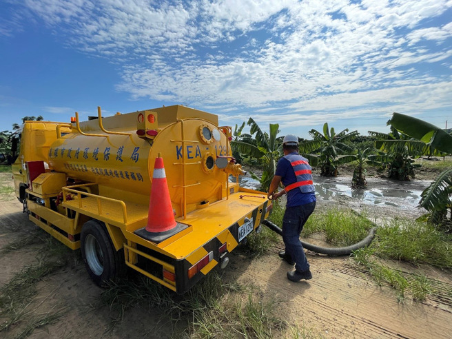 ▲畜牧場沼液農地施灌作業。(圖／ 高雄市政府環保局提供)
