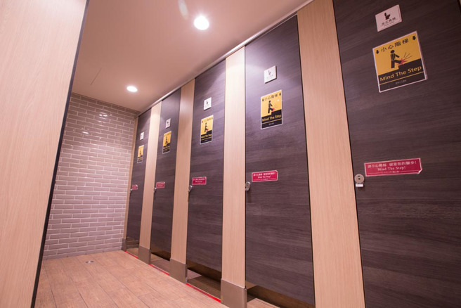 厕间门外便器类型标示。(图／臺北市环保局提供)

