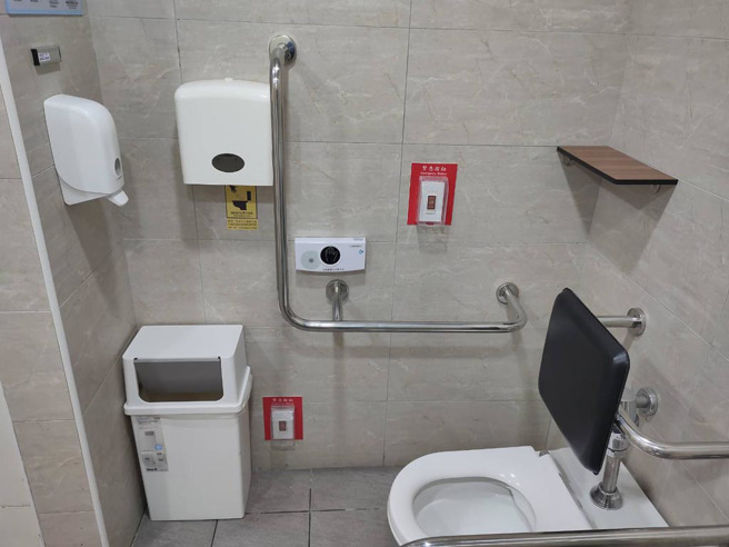 厕间内应设设施及卫生纸丢马桶标示。(图／臺北市环保局提供)
