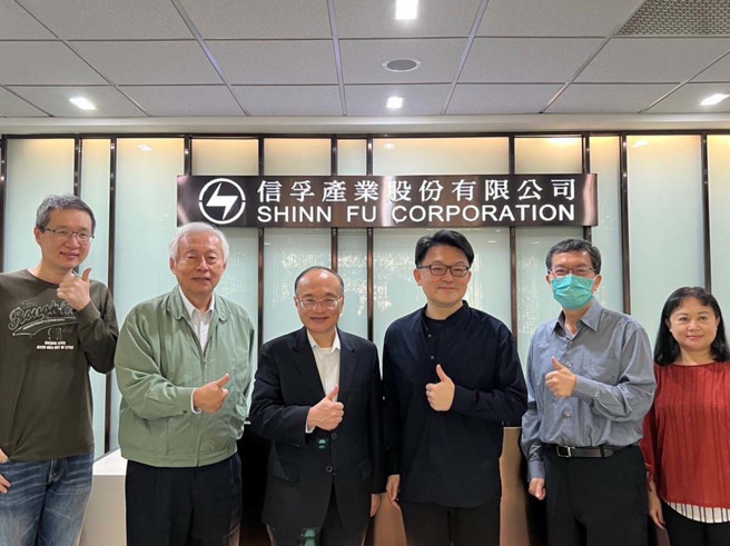 财团法人台北市政府教育局认助清寒学生基金会董事长曾灿金（左三）拜访认助人，信孚产业股份有限公司董事长洪维忆（右三）合影。(图／台北市政府教育局认助清寒学生基金会提供)


