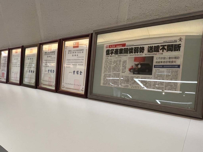 信孚产业股份有限公司办公室内有一面展示墙，全部展示感谢状，这些都是公司回馈社会的证明。(图／台北市政府教育局认助清寒学生基金会提供)

