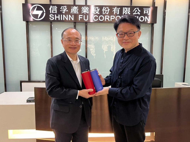 信孚公司董事长洪维忆（右）开放公司参观，与教育局认助清寒学生基金会董事长曾灿金（左）合影。(图／台北市政府教育局认助清寒学生基金会提供)

