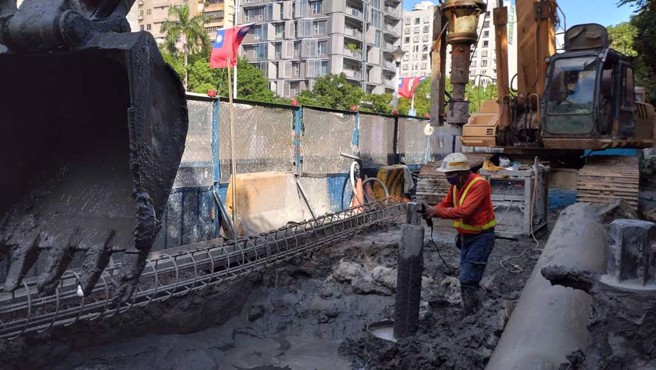 中山國小站2號出入口電梯增設工程進行擋土作業：預壘樁施作。(圖／臺北市捷運工程局)

