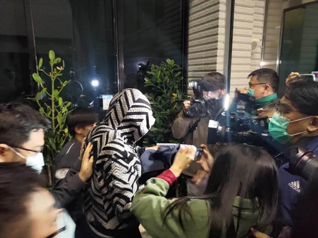 基亚董事黄子亮穿着帽T进入士林地检署。（陈鸿伟摄）