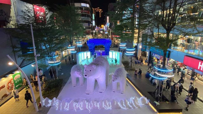 改造后的重庆路广场举办活动，吸引过往民眾。(图／板桥区公所提供)


