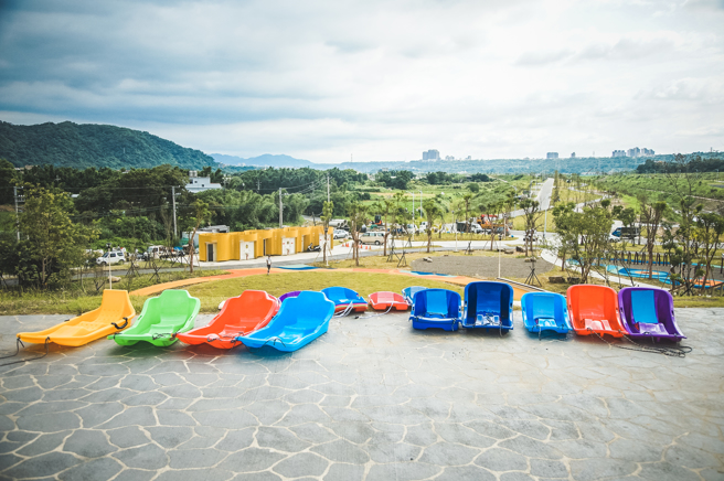 中庄調整池景觀土丘綠草如茵，特別設計滑草體驗區。(圖／桃園市政府水務局)


