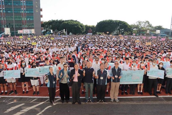 治平高中董事長吳慶堂每年提供高額獎學金，讓清寒優秀學生無後顧之憂學習。(圖／治平高中提供)

