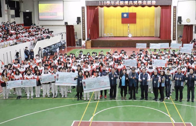 治平高中頒發110學年度各班成績優良獎學金。(圖／治平高中提供)

