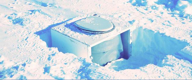 《無邊》南極探險很有儀式感的馬桶。（圖／後場音像紀錄工作室提供）