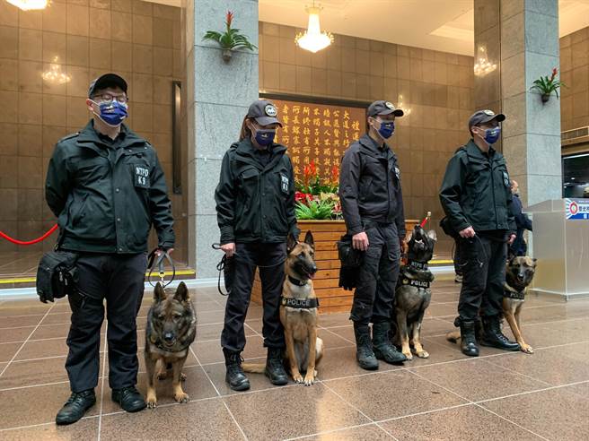 警方派出警犬队及特勤中队进行维安工作。（翻摄照片／林郁平台北传真）