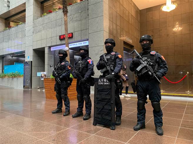 警方派出警犬队及特勤中队进行维安工作。（翻摄照片／林郁平台北传真）