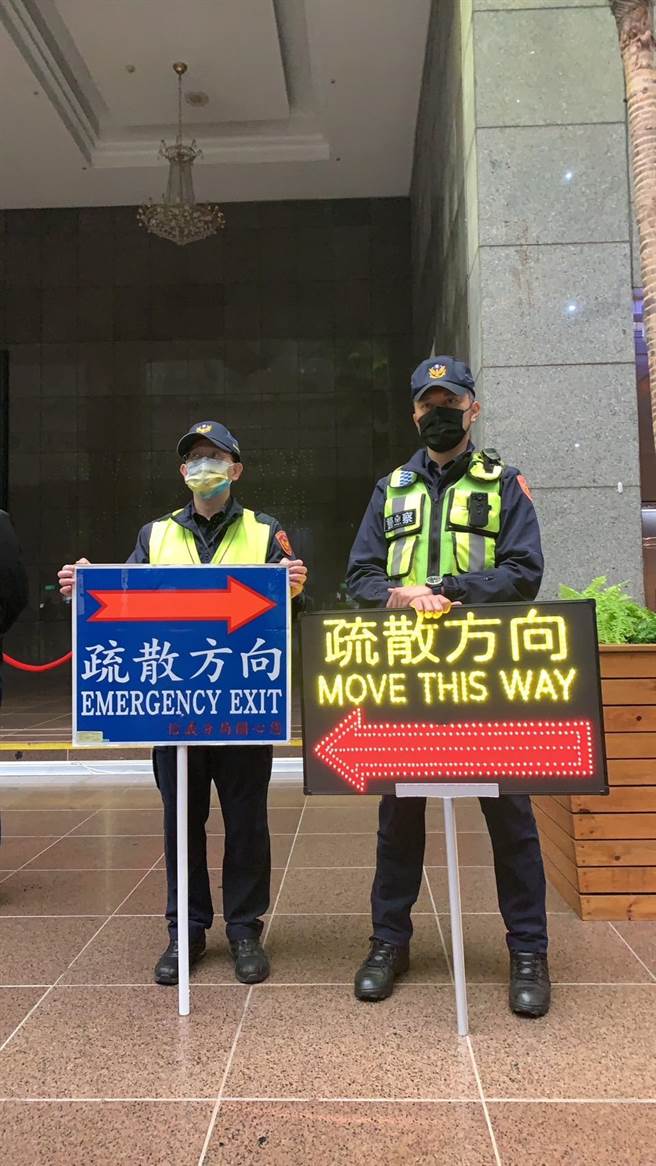 与传统告示板相比，这次使用的告示板在夜间更为清楚。（翻摄照片／林郁平台北传真）