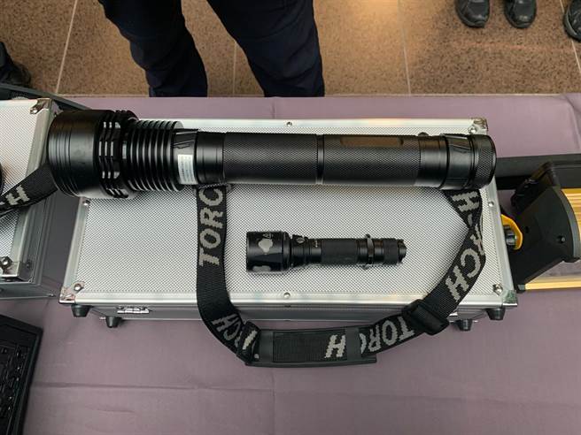 这次使用的照明设备与小型手电筒相较，更能指引民眾疏散。（翻摄照片／林郁平台北传真）