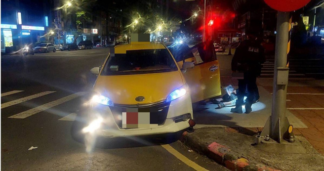 离谱运匠持毒自撞秒睡路中央 ，后座醉乘客也叫不醒 ，警事后发现运匠竟不知有载人。(翻摄画面)