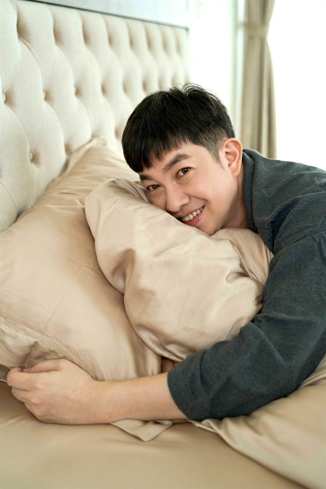 李明川開箱70坪新家後，引起熱烈迴響，日前還為家具代言。（李明川提供）