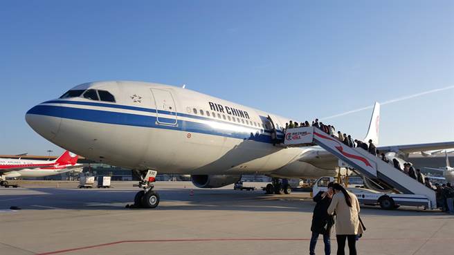 中國感染人數激增，美國擬對國際航班做汙水監測：能查出新變種病毒。（藍孝威攝）