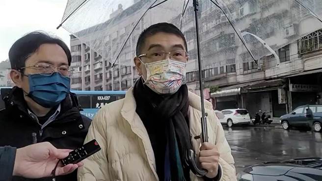 基隆市长谢国梁（图右）30日一早带着交通处长王圳宏（图左）搭乘R82公车，了解市民的需求。（张志康摄）