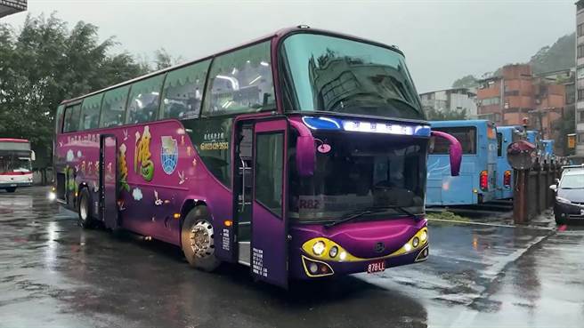 基隆市长谢国梁表示，目前R路线的经营，短期由市府租用游览车支援。（张志康摄）