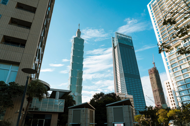 象山捷运站2号出口的象山公园，腹地大不用人挤人，看完要撤退搭捷运很快。（图／Jimmy Liao提供）