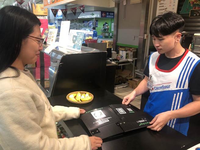 成功歸還Ubox至家樂福可領取即享劵及限量3000份的INLOVE CAFE黑糖脆脆熱拿鐵等好康。（新北市環保局提供）