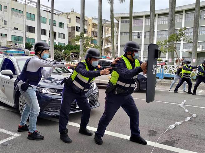 苗栗警分局29日举行金融机构防抢演练。（苗栗警分局提供／谢明俊苗栗传真）