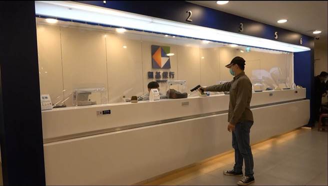 苗栗警分局29日举行金融机构防抢演练。（苗栗警分局提供／谢明俊苗栗传真）