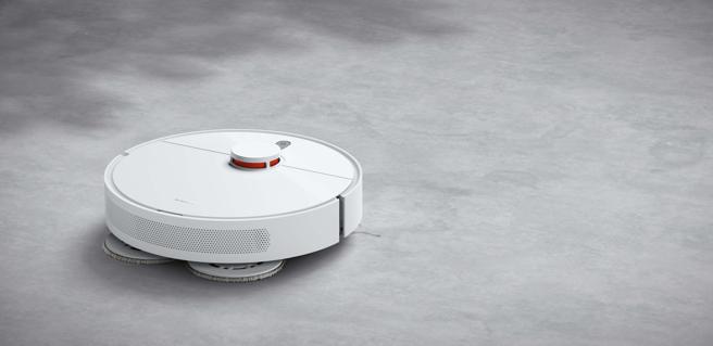 小米全新的全新的Xiaomi 扫拖机器人S10+，定价9995元，12月31日前购买享早鸟优惠价9495元，再赠Redmi Buds 3。（小米提供）
