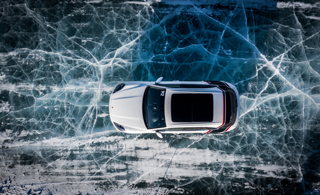 一个迷糊车主把车开到了市中心冰冷的河道上。（Shutter  Stock）