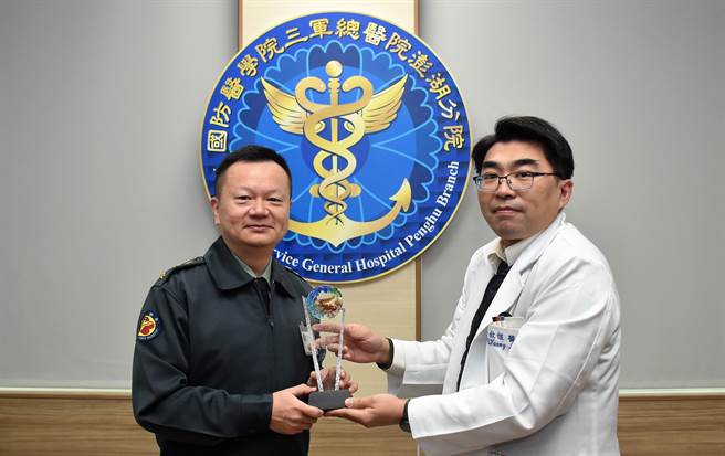 三总澎湖分院院长施宇隆即将调往国防部军医局，同仁特别举办欢送茶会为他饯行，施宇隆亲自走访小离岛精心打造「离岛护心炼」，地方人士盛讚他是一位难得的仁医。（三总澎湖分院提供）