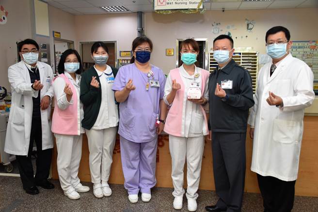 施宇隆说澎湖地区医疗资源相对缺乏，未来应该多多提升急重症的专业医师、设备等资源，让离岛居民不用拖着病体搭机往返台澎就医。（三总澎湖分院提供）