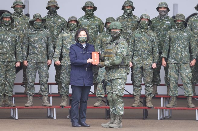 蔡英文总统30日勖勉「陆军航空特战指挥部两栖侦察营」，两栖侦察营现场也以空包弹演示实战化射击训练。（杜宜谙摄）