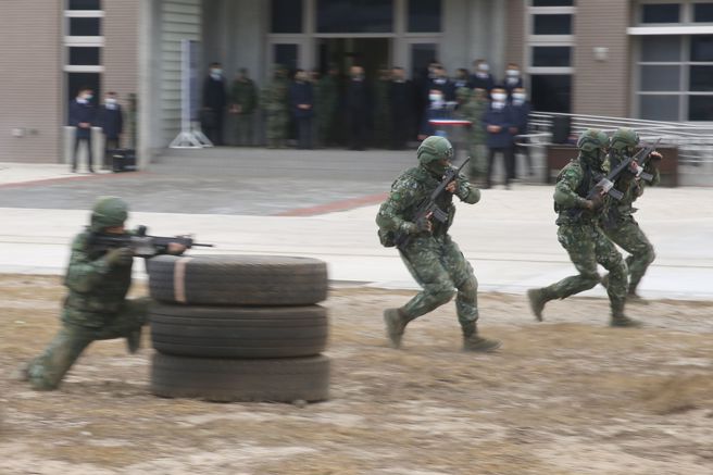 蔡英文总统30日勖勉「陆军航空特战指挥部两栖侦察营」，两栖侦察营现场也以空包弹演示实战化射击训练。（杜宜谙摄）