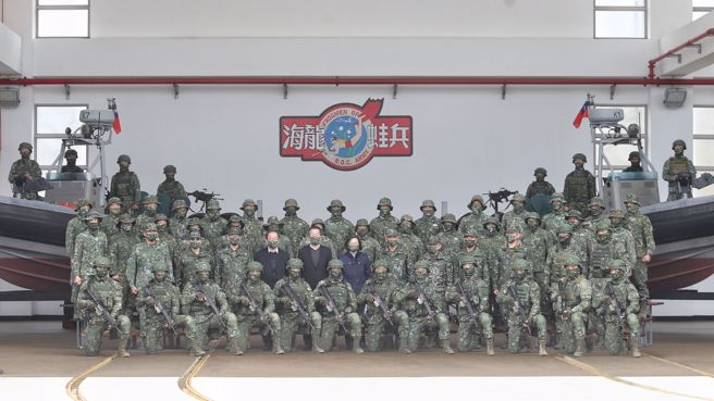 蔡英文总统30日勖勉「陆军航空特战指挥部两栖侦察营」，两栖侦察营现场也以空包弹演示实战化射击训练。（杜宜谙摄）