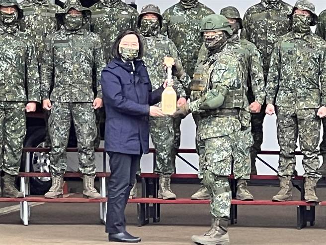 役期宣布改革后 首度视察营区 总统：新制下 当兵这一年 绝对不是浪费一年。曾薏苹摄