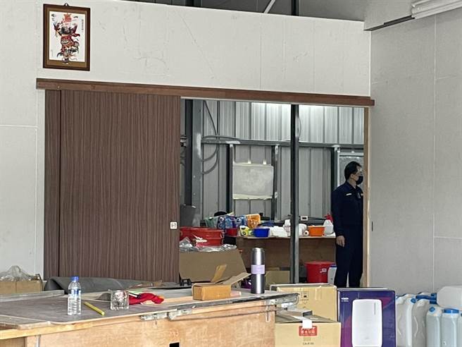 警方将相关证物带回。（洪靖宜摄）