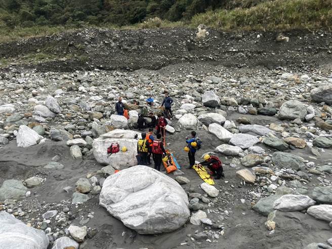 40岁张姓男子山区不慎跌倒，撞击头部。（消防局提供）