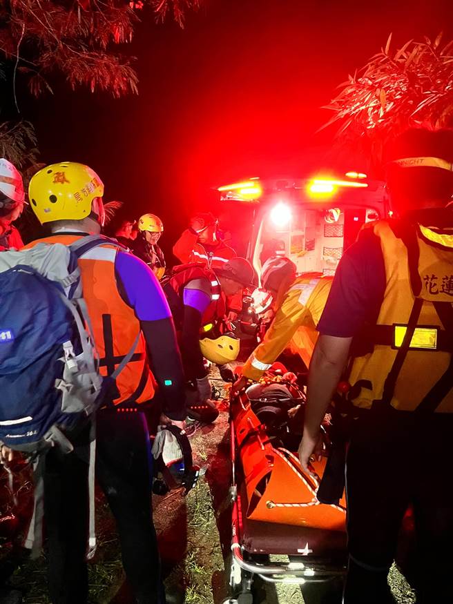 一名男子上山泡温泉，去程时不慎跌到撞伤头部昏迷，警义消抵达伤者位置时已是深夜。（消防局提供）