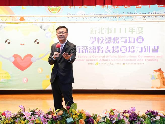 新北市教育局今(30)日在昌平國小辦理「111年度總務有功及資深總務人員表揚暨培力研習」，共3校及25位有功及資深人員獲獎，由教育局長張明文親自頒發獎狀及感謝狀。(黃敬文攝)
