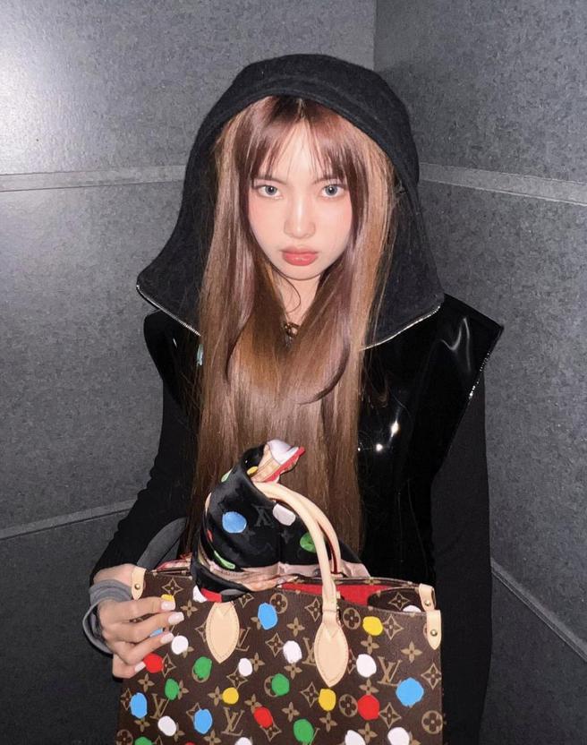 New Jeans成员HYEIN过去便经常以LV单品亮相。（摘自New Jeans IG）