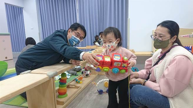 台南市长黄伟哲与公托家园幼儿互动。（程炳璋摄）