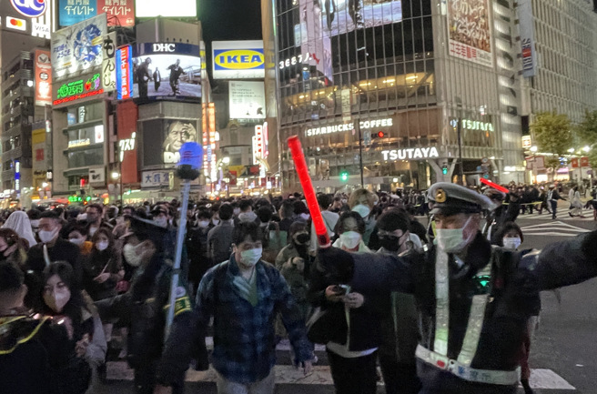 鑑于COVID-19疫情未歇，为避免民眾群聚，涩谷区决定2022年不办跨年活动，并派警力维安。（图／中央社）