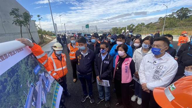 国道4号台中环线丰原潭子段预计明年1月16日通车，立委杨琼璎、江启臣前往现勘。（陈淑娥摄）