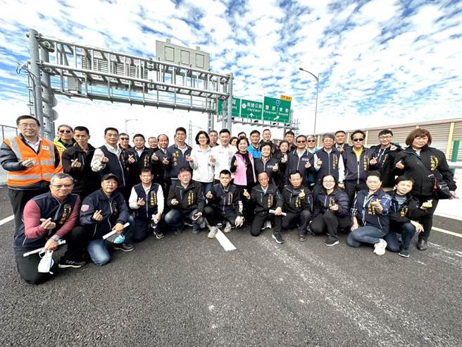 国道4号台中环线丰原潭子段预计明年1月16日通车，立委杨琼璎、江启臣前往现勘。（陈淑娥摄）