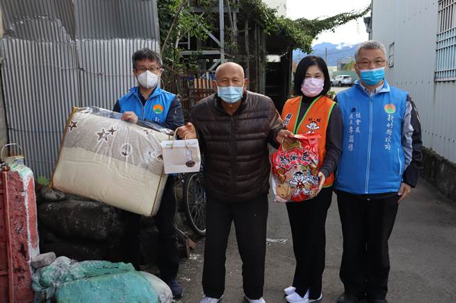 蔡衍明愛心基金會舉辦送愛下鄉3節慰問活動，首站來到新竹縣，並在30日上午訪視3個家戶。（邱立雅攝）