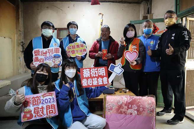 蔡衍明愛心基金會年前送愛給到弱勢家，祝福長者度過暖心好年。（邱立雅攝）